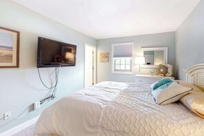 3 bedrooms, iron/ironing board, WiFi, bed sheets - 2-story end-unit townhome near beach with deck, AC, outdoor pool & fast WiFi (Ocean City)