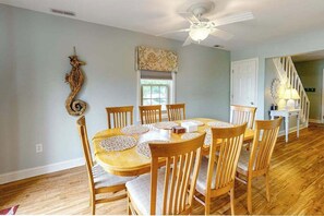 Dining - 2-story end-unit townhome near beach with deck, AC, outdoor pool & fast WiFi (Ocean City)