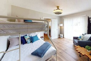Tabla de planchar con plancha, wifi y ropa de cama 