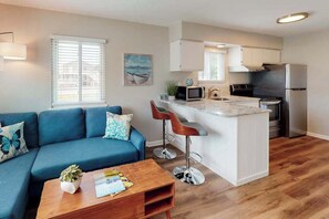 TV, offices - Sunny condo 2 blocks from beach with fast WiFi & W/D - dog-friendly (Ocean City)