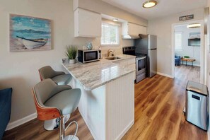 Fridge, microwave, oven, stovetop - Sunny condo 2 blocks from beach with fast WiFi & W/D - dog-friendly (Ocean City)