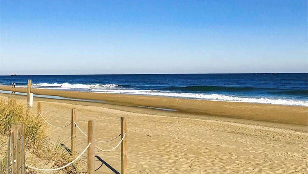 A sandy beach with a wooden fence and a clear blue sky. - Al-Be Vacation Villas, Unit 1 (Ocean City)