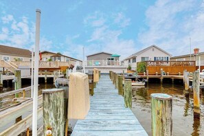 Marina - Dog-friendly, canal-front home with community pool & tennis, dock, & WiFi (Ocean City)