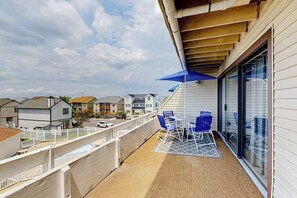 Outdoor dining - Bayside condo with balcony, sunset view, pool & tennis - steps to Jolly Roger (Ocean City)