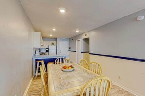 Dining - Bayside condo with balcony, sunset view, pool & tennis - steps to Jolly Roger (Ocean City)