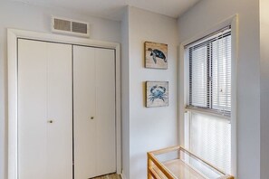 Interior - Bayside condo with balcony, sunset view, pool & tennis - steps to Jolly Roger (Ocean City)