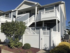 Exterior - Updated condo with balcony, pool, fireplace & washer/dryer (Ocean City)