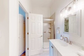 Shower, hair dryer - Updated condo with balcony, pool, fireplace & washer/dryer (Ocean City)