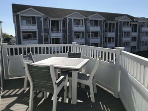 Outdoor dining - Updated condo with balcony, pool, fireplace & washer/dryer (Ocean City)