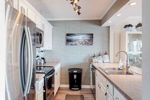 Fridge, microwave, oven, stovetop - Fantastic waterfront escape with furnished deck, WiFi, shared pool & central AC (Ocean City)