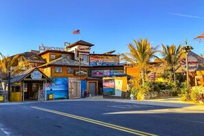 Exterior - Colorful condo by the beach with balcony, washer/dryer, & outdoor pool (Ocean City)