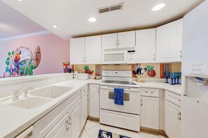 Fridge, microwave, oven, stovetop - Colorful condo by the beach with balcony, washer/dryer, & outdoor pool (Ocean City)