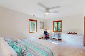 3 bedrooms, desk, iron/ironing board, travel cot - Cozy, dog-friendly home with pool & athletic court access, central AC, & W/D (Ocean Pines)
