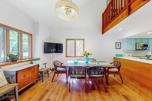 Dining - Cozy, dog-friendly home with pool & athletic court access, central AC, & W/D (Ocean Pines)
