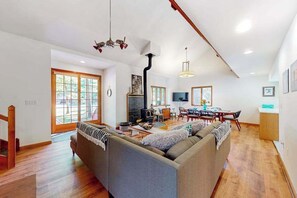 TV, fireplace, DVD player, offices - Cozy, dog-friendly home with pool & athletic court access, central AC, & W/D (Ocean Pines)