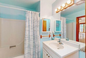 Shower, hair dryer, towels - Cozy, dog-friendly home with pool & athletic court access, central AC, & W/D (Ocean Pines)