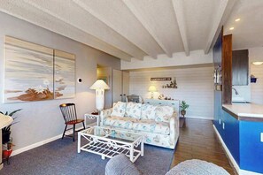 TV, DVD player, offices - Luxury condo near the ocean with balcony, seasonal pool, tennis, patio, & AC (Ocean City)