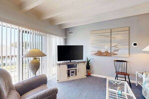 TV, DVD player, offices - Luxury condo near the ocean with balcony, seasonal pool, tennis, patio, & AC (Ocean City)
