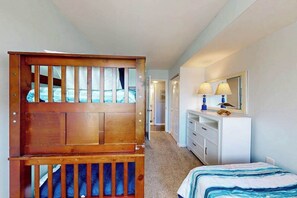 2 bedrooms, iron/ironing board, WiFi, bed sheets - Luxury condo near the ocean with balcony, seasonal pool, tennis, patio, & AC (Ocean City)