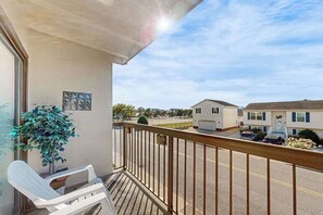 Property grounds - Luxury condo near the ocean with balcony, seasonal pool, tennis, patio, & AC (Ocean City)