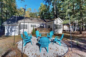 Terrace/patio - Spacious Ocean Pines home w/deck, grill, fire pit, games, WiFi, wash/dryer & AC (Ocean Pines)