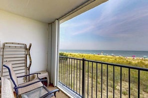 Property grounds - Spacious, oceanfront condo with balcony, AC, full kitchen & stunning beach views (Ocean City)