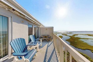 Outdoor dining - Top floor Bay-view condo blocks from the beach with pool, balcony, WiFi & W/D (Ocean City)