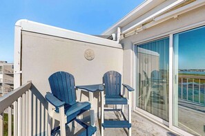 Property grounds - Top floor Bay-view condo blocks from the beach with pool, balcony, WiFi & W/D (Ocean City)