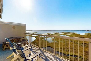 Property grounds - Top floor Bay-view condo blocks from the beach with pool, balcony, WiFi & W/D (Ocean City)