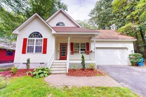 Exterior - Spacious - Ocean Pines home w/screened porch, full kitchen, washer/dryer & WiFi (Ocean Pines)