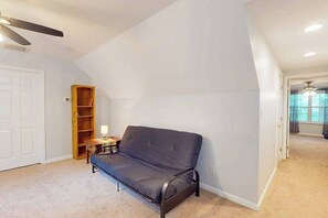 TV, DVD player, offices - Spacious - Ocean Pines home w/screened porch, full kitchen, washer/dryer & WiFi (Ocean Pines)