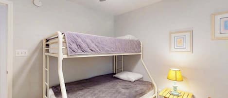 4 habitaciones, tabla de planchar con plancha, wifi y ropa de cama