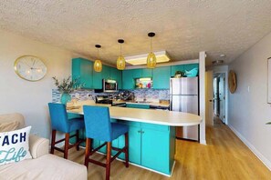 Fridge, microwave, oven, stovetop - Bonnie Belle 208 (Ocean City)