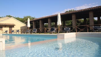 Piscina stagionale all'aperto, ombrelloni da piscina, lettini