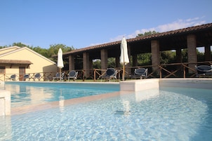 Una piscina al aire libre de temporada (de 09:00 a 19:00), sombrillas