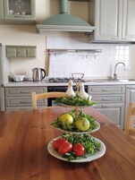 Apartamento, vistas al jardín | Cocina privada | Frigorífico, horno, placa de cocina y utensilios de cocina
