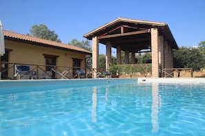 Seasonal outdoor pool, open 9:00 AM to 7:00 PM, pool umbrellas - Agriturismo Il Mulino Del Vescovo (Giano dell'Umbria)