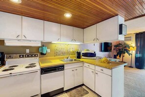 Fridge, microwave, oven, stovetop - High Point North 6C (Ocean City)