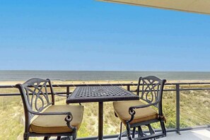 Outdoor dining - Luxurious Ocean Front Condo w/Beach Access, Central AC & Gas Fireplace (Ocean City)