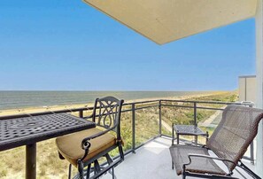 Property grounds - Luxurious Ocean Front Condo w/Beach Access, Central AC & Gas Fireplace (Ocean City)