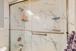 Shower, hair dryer, towels - Sun Mark 253 (Ocean City)