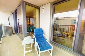 Terrace/patio - Joyful beachfront condo with balcony, views, pools, gym, game room & tennis (Ocean City)
