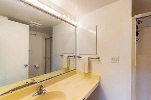 Shower, hair dryer, towels - Joyful beachfront condo with balcony, views, pools, gym, game room & tennis (Ocean City)
