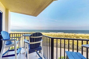 Property grounds - Stunning Ocean front condo w/beach & ocean views, AC & shared pool (Ocean City)