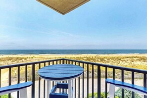 Property grounds - Stunning Ocean front condo w/beach & ocean views, AC & shared pool (Ocean City)