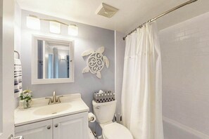 Douche, sèche-cheveux, serviettes fournies