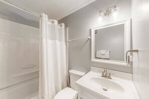 Shower, towels - 1st floor condo w/screened porch kitchen, WiFi Central AC & shared pool (Ocean City)