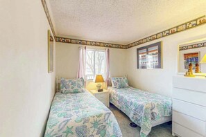2 bedrooms, iron/ironing board, WiFi, bed sheets - 1st floor condo w/screened porch kitchen, WiFi Central AC & shared pool (Ocean City)