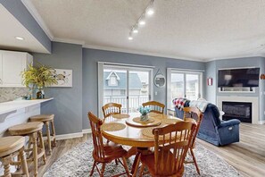 Dining - Sunny condo by the beach w/balcony, full kitchen, washer/dryer, & outdoor pool (Ocean City)