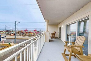 Property grounds - Sunny condo by the beach w/balcony, full kitchen, washer/dryer, & outdoor pool (Ocean City)